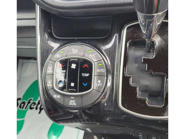 トヨタ エスクァイア ２．０ ＧＩ プレミアムパッケージ ブラックテーラード R1年 (四国) 99