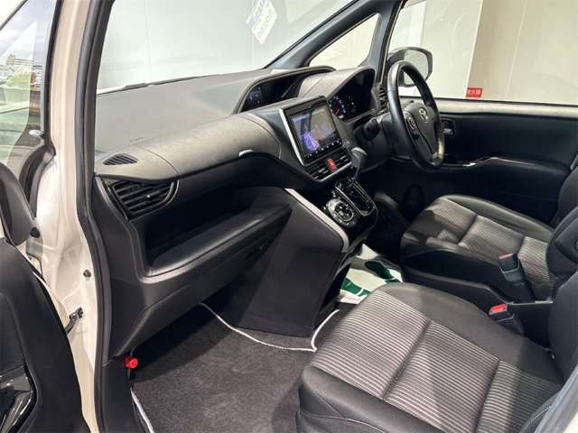 トヨタ ヴォクシー ２．０ ＺＳ 煌ＩＩ R1年 () 99