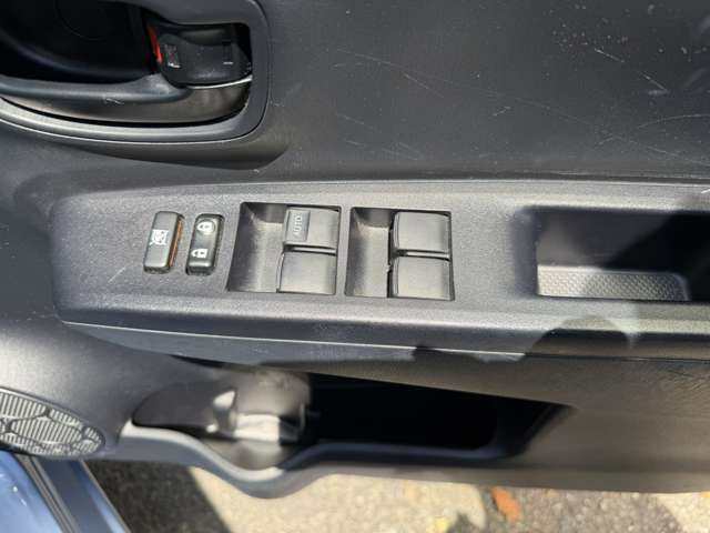 トヨタ ヴィッツ １．３ Ｆ スマイルエディション H25年 (甲信越・北陸) 99