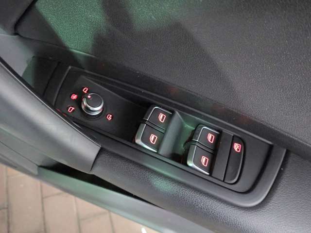 アウディ Ａ１　スポーツバック １．０　ＴＦＳＩ H30年 () 99