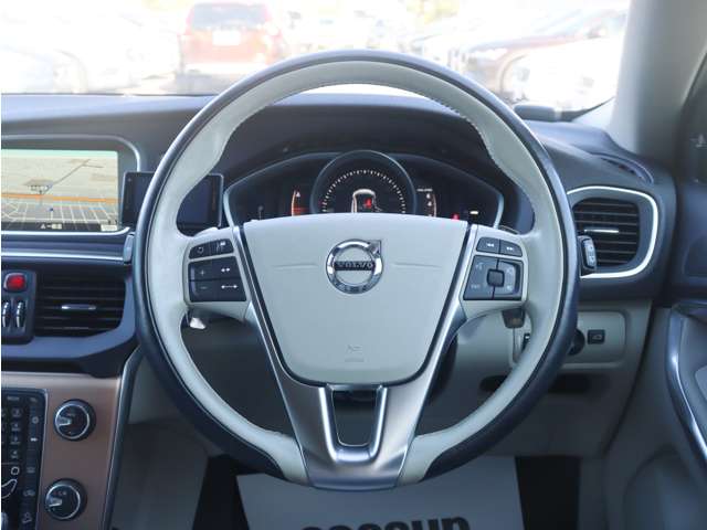 ボルボ Ｖ４０クロスカントリー Ｔ５ ＡＷＤ モメンタム ４ＷＤ H28年 (東海) 99