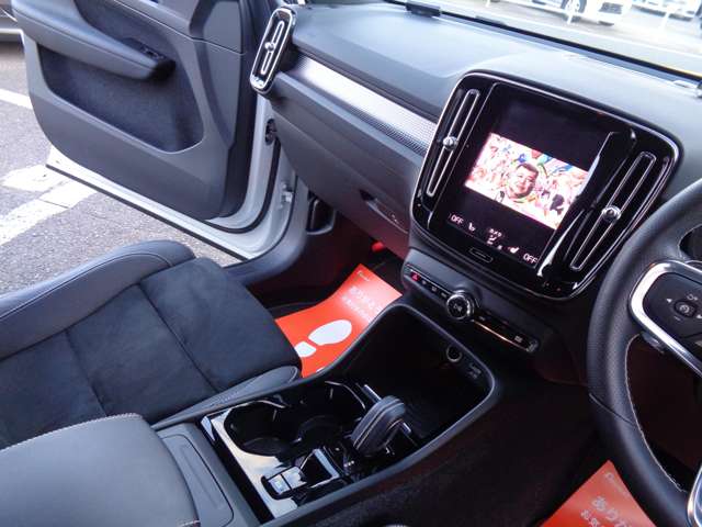 ボルボ ＸＣ４０ Ｔ４ ＡＷＤ Ｒデザイン ４ＷＤ H30年 () 99