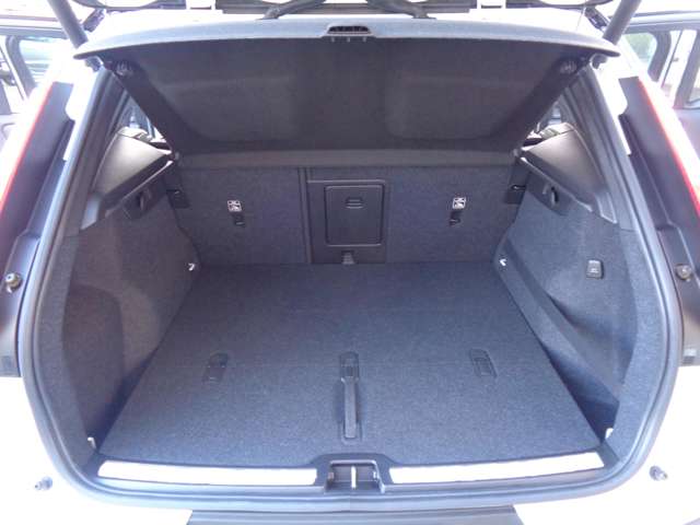 ボルボ ＸＣ４０ Ｔ４ ＡＷＤ Ｒデザイン ４ＷＤ H30年 () 99